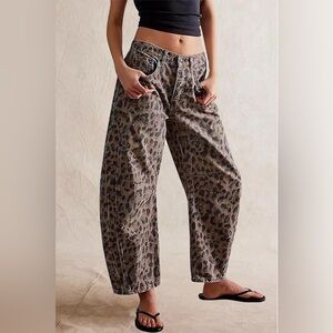 NWT BARREL Y2K | SZ M / 4 | High Rise Slouchy Ankle Cropped Denim Leopard Jeans